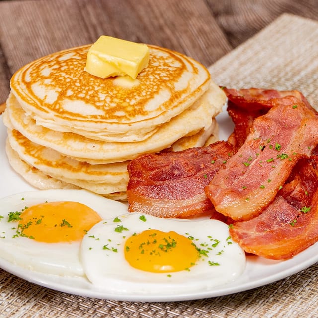 Pancakes W/ Bacon & Egg / Pancakes Con Huevo Y Tocino.