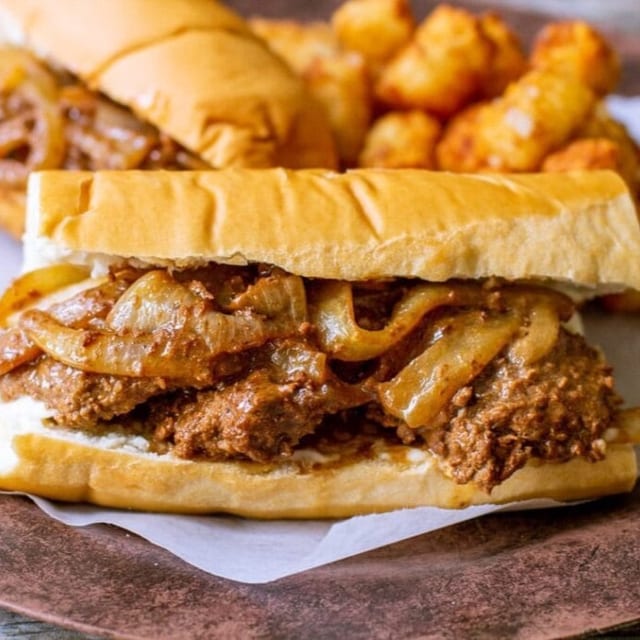 Steak and Onions Sandwich / Bistec Encebollado.
