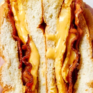 Bacon Egg and Cheese / Bacon, Huevo Y Queso